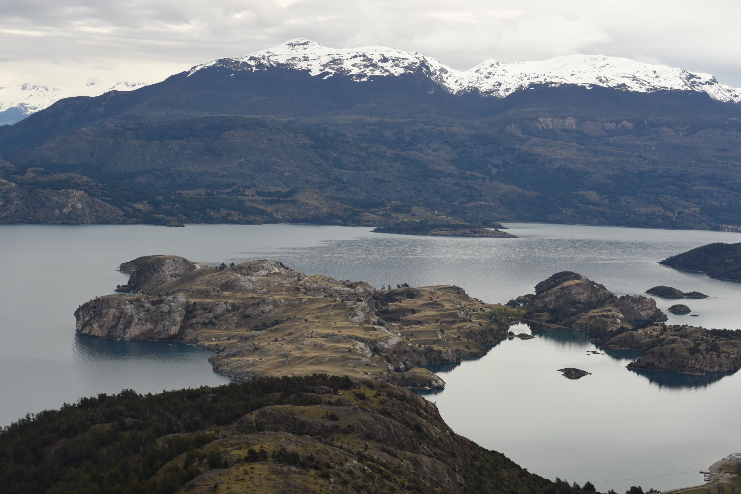 El Lago General Carrera con sus islas y penínsulas, y la cordillera nevada al fondo